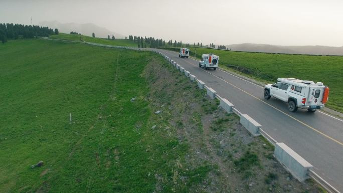 中国新疆乡村公路上汽车行驶的鸟瞰图。