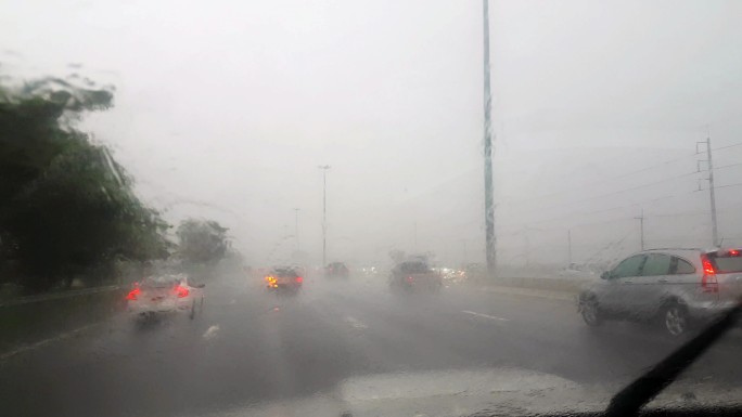 雨中驾驶安全行驶雨天开车都市大雨