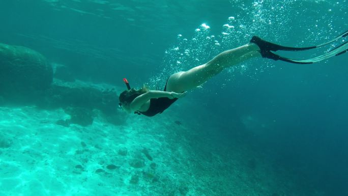 女子在独自潜泳探秘自然