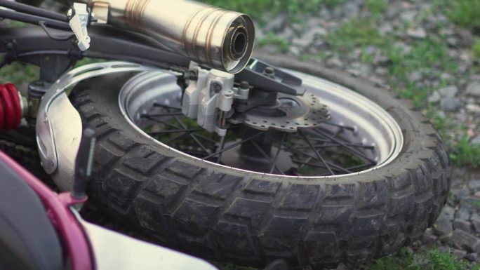 事故碰撞或坠落后摩托车车轮在地面上