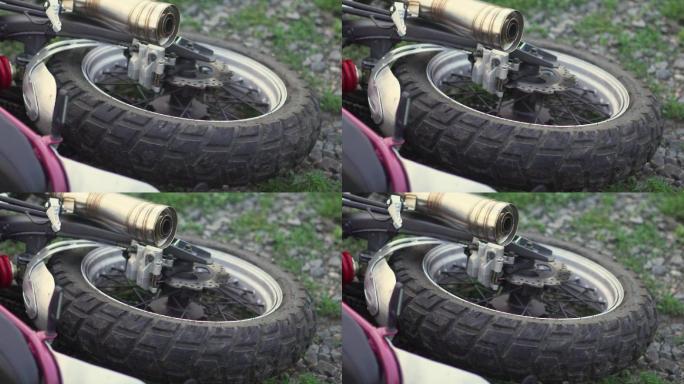 事故碰撞或坠落后摩托车车轮在地面上