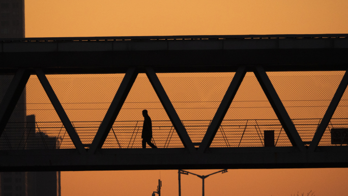 城市天桥孤独剪影地铁下班忙碌人群工作夕阳