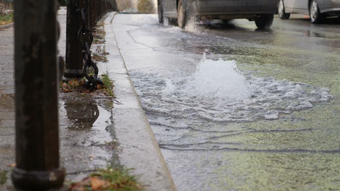 由于地下水管破裂，水从道路流出