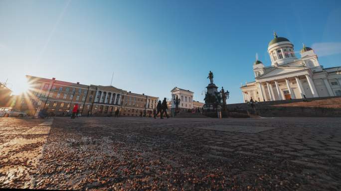 时间流逝：游客们在赫尔辛基参议院广场