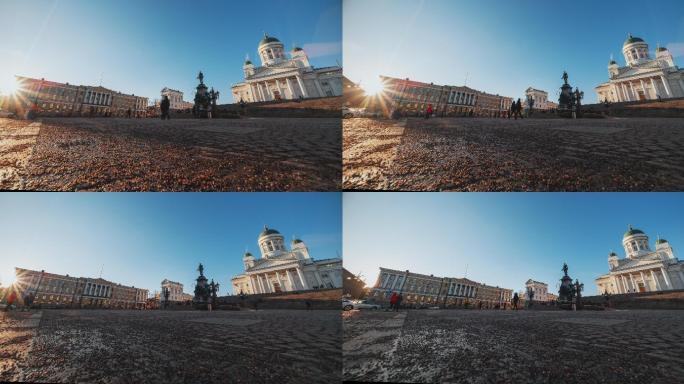 时间流逝：游客们在赫尔辛基参议院广场