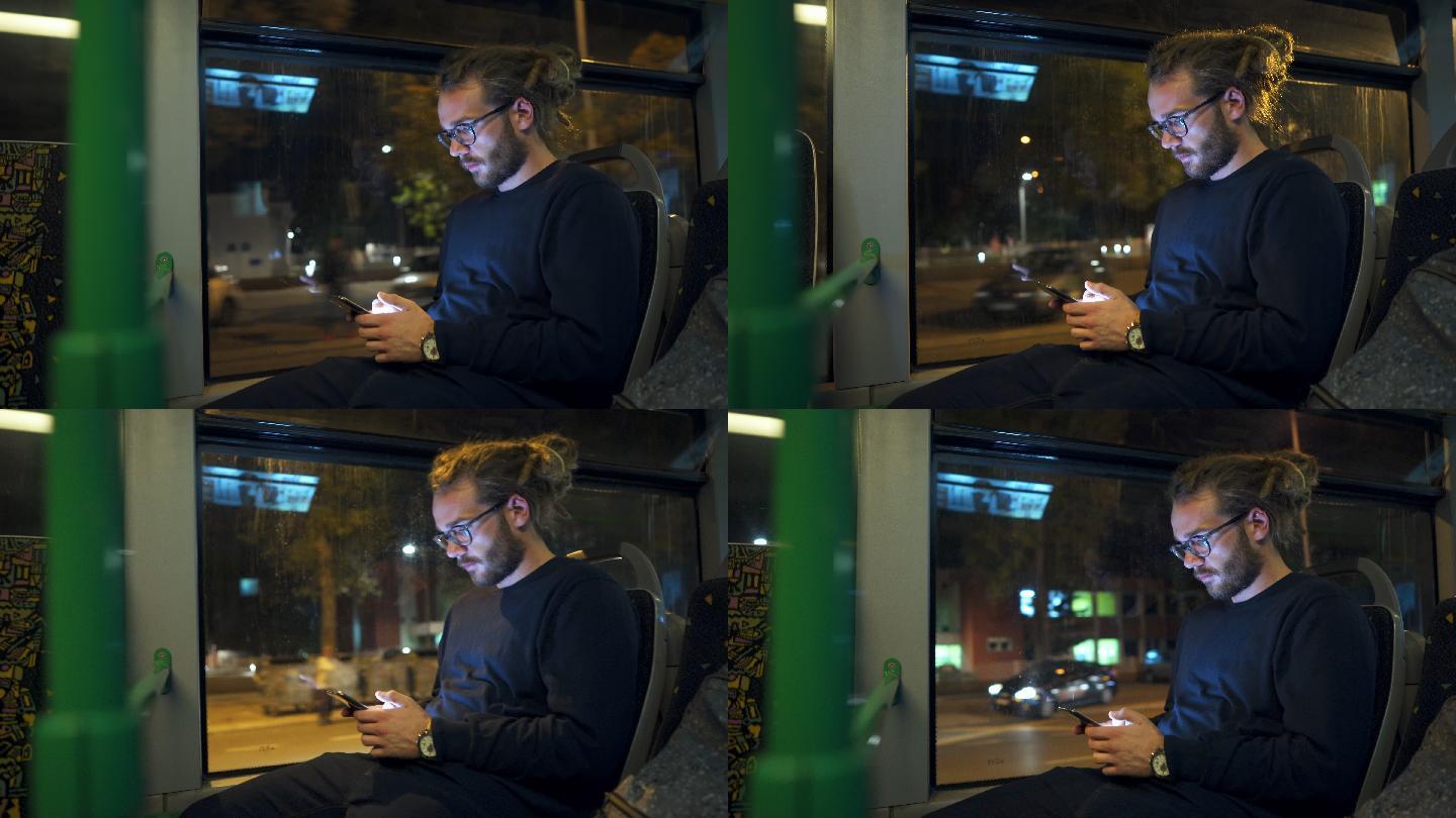在公共汽车上使用手机的男子