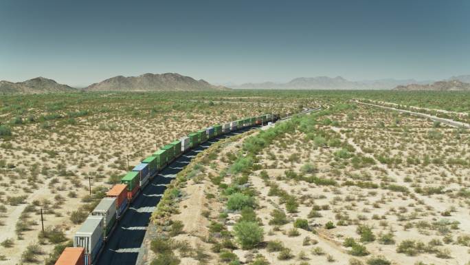 列车穿越沙漠中欧班列一带一路煤炭能源