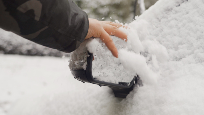 冬天大雪给汽车除雪雪景清理白雪打开车门