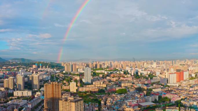 雨后彩虹下的昆明城市风光