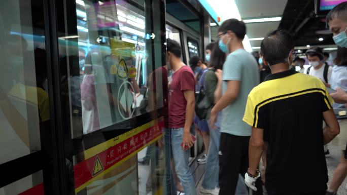 广州地铁人流上下班高峰期