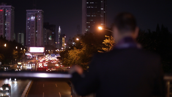 夜晚孤独的走在城市道路上面