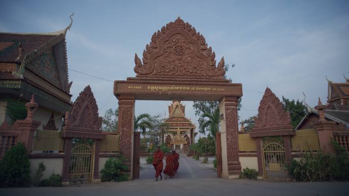 柬埔寨乡村的和尚走出寺庙去收布施