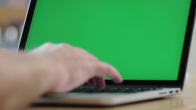 办公桌上的笔记本电脑绿色屏幕可抠像