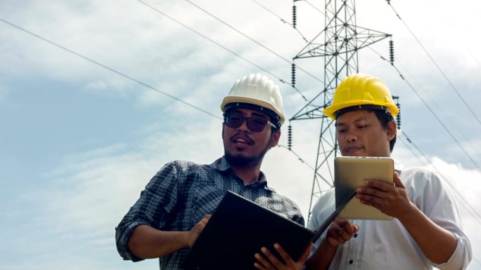 电气工程师用数字平板电脑检查项目进度