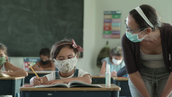 小学生戴着口罩在教室里