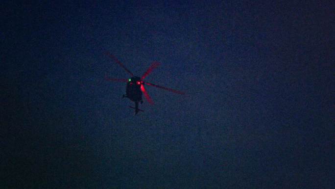 夜间在城市上空飞行的照明直升机