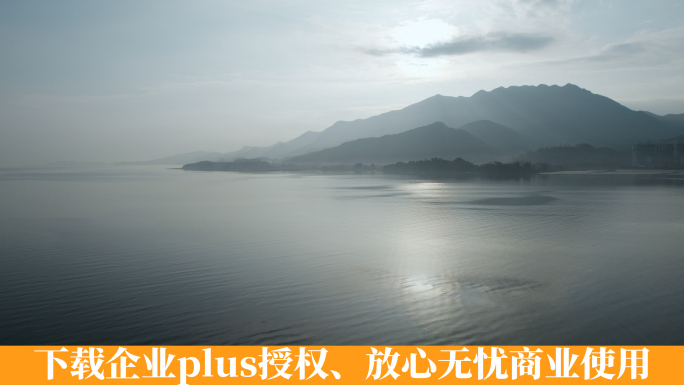 水墨山水岛屿清早晨雾中的海岛风景