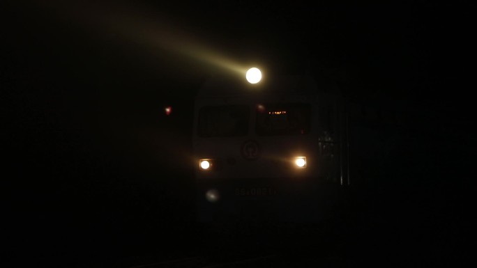实拍夜晚火车经过和停靠小站