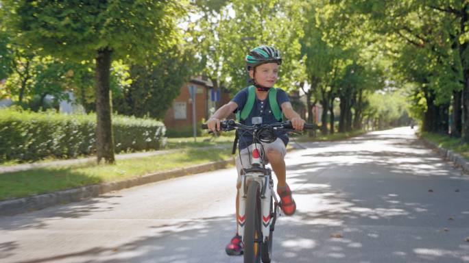 骑自行车的小男孩视频素材