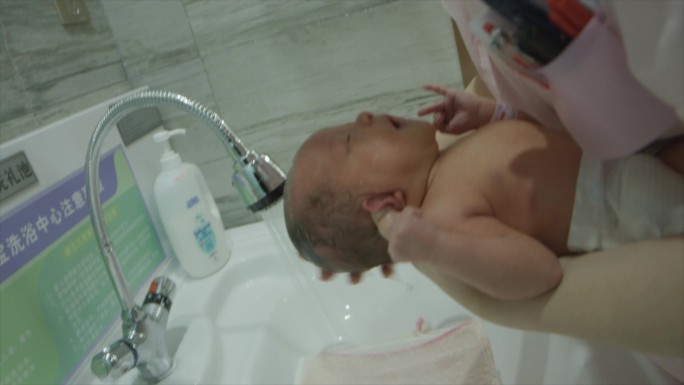 【新】新生儿 妇产科医院宝宝洗澡长素材