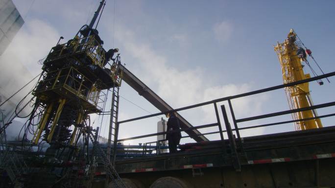 油田工人在石油和天然气钻井平台工作