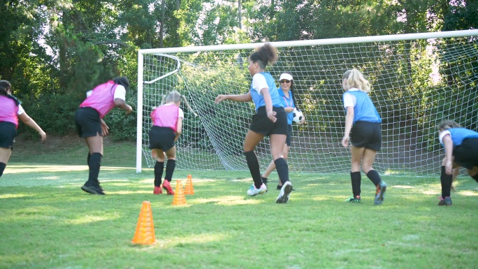 女子足球队员在训练