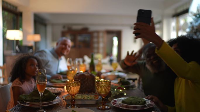 一家人在家吃圣诞晚餐