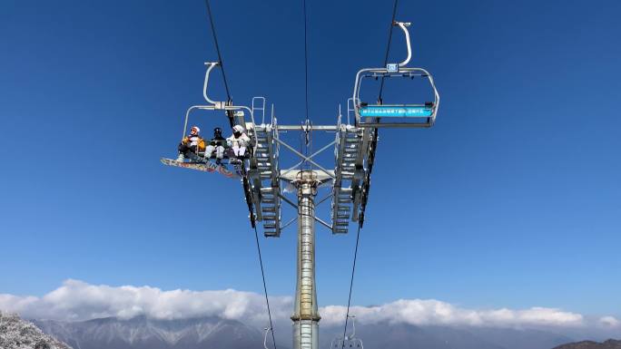 川西高原九鼎山太子岭滑雪索道上的滑雪者