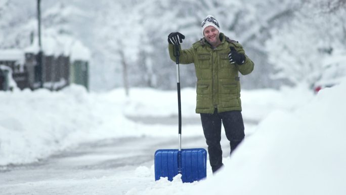 一名男子在铲雪雪冬季天气下雪