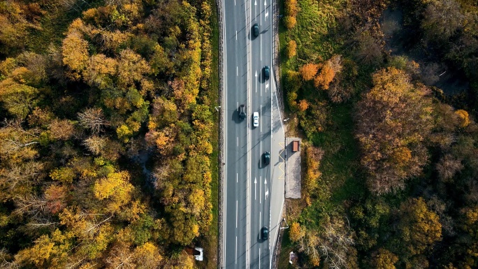 在公路上移动的汽车