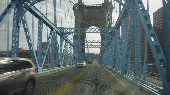 约翰·罗布林大桥上的汽车