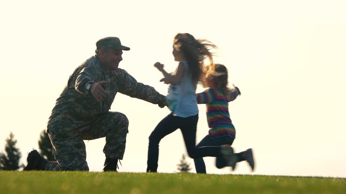 士兵在公园里遇见了他的女儿