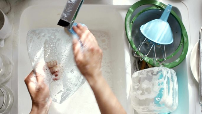 洗盘子的年轻女子做家务实拍视频素材