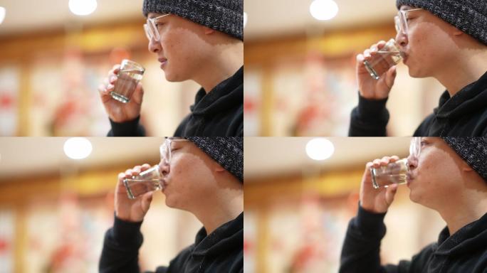 喝水的年轻男人