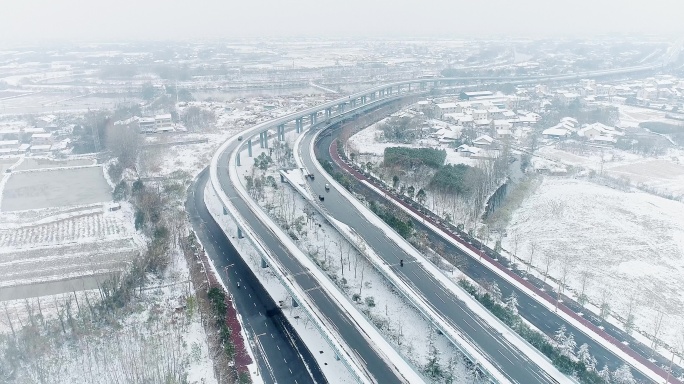 南方冰雪覆盖的公路