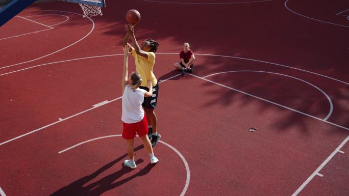 在户外打篮球的年轻女子