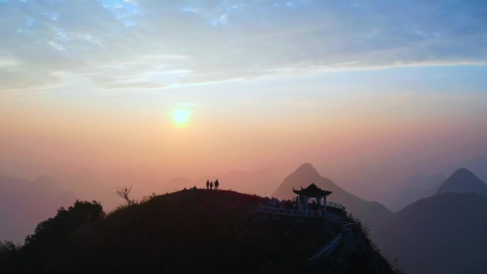 航拍日出日落一家三口站在山顶的温馨画面