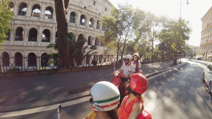 罗马市中心骑摩托车的朋友