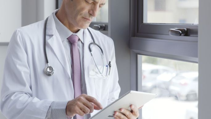 医生在医院窗口使用数字平板电脑