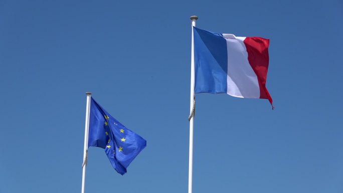 风中的欧盟和法国国旗