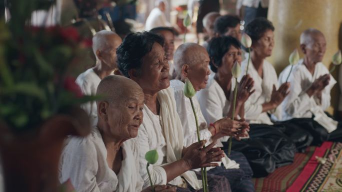 柬埔寨农村寺庙里念经祈祷的老人