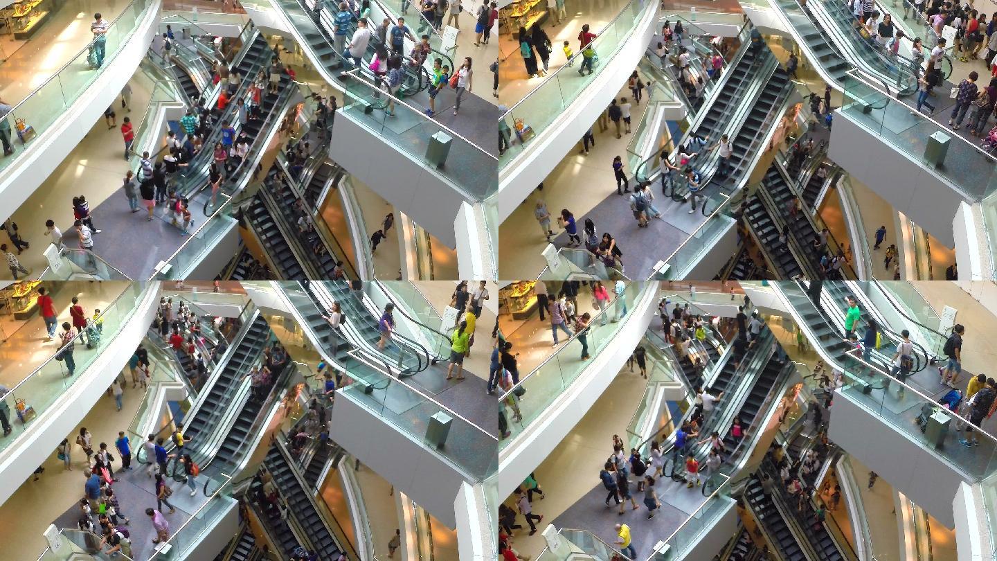 人们在商场的自动扶梯上移动