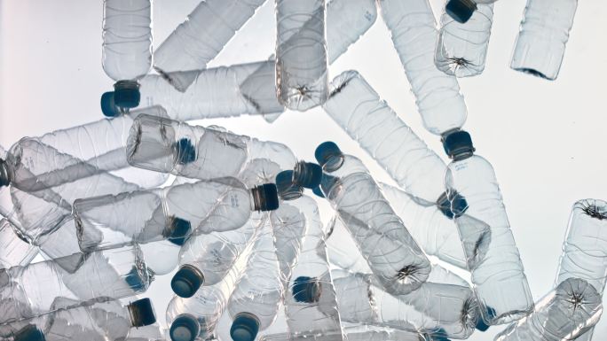 塑料瓶掉落和堆积可回收可循环利用废弃物