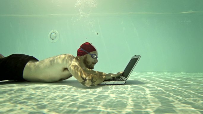 在水下使用笔记本电脑的人