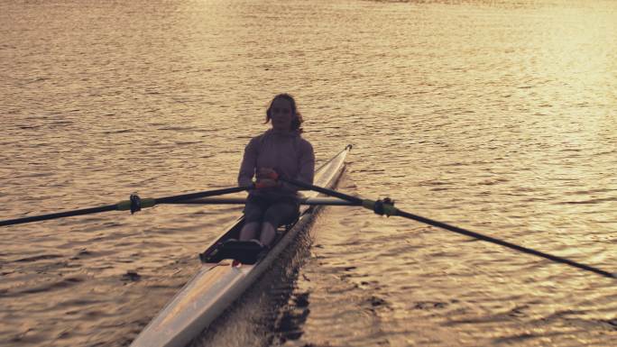 河中划船的女子水面锻炼力量