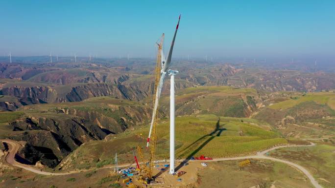 航拍黄土高原新能源风机吊装