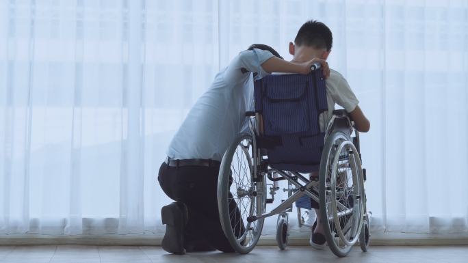 坐在轮椅上的男孩坐轮椅残疾人素材下肢瘫痪