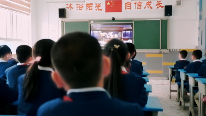 学校小学生集体观看时政新闻教室小学新闻