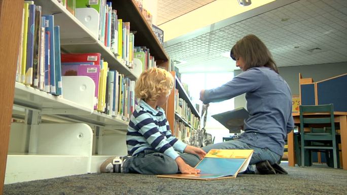 图书馆中的儿童三胎二孩快乐成长大孩子