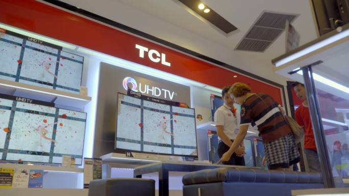 泰国超市夫妻选购电视机